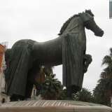 Il Cavallo con gualdrappa di corso Vittorio Emanuele II, realizzato intorno al 1985 dall'artista abruzzese Mario Ceroli, ma giunto a Bari solo nel 2003